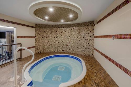 Swimmingpoolen hos eller tæt på Best Western Premier Denham Inn & Suites