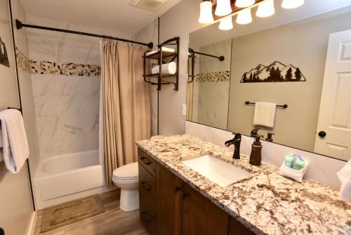 Ένα μπάνιο στο The Great Outdoors - Fantastic home - Lake Cascade - Game room - A/C - Lots of parking
