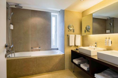 La salle de bains est pourvue d'une baignoire et d'un lavabo. dans l'établissement Park Inn by Radisson Antwerp City Centre, à Anvers