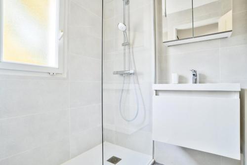 une salle de bain avec douche et lavabo dans l'établissement Les Maisons du Domaine du Golf de Pinsolle - maeva Home - Maison 3 pièces 4 personnes - Exclusive - Super Home MAE-5961, à Soustons