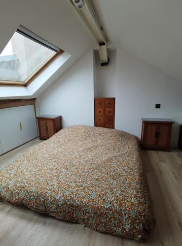 une chambre avec un lit dans une pièce avec une fenêtre dans l'établissement Family duplex apartment Montparnasse St Germain, à Paris