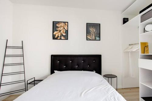 a bedroom with a bed and three pictures on the wall at Résidence Abraham-Guest Room 1 LaDéfense U-Arena #Terasse #Fibre #View in Colombes