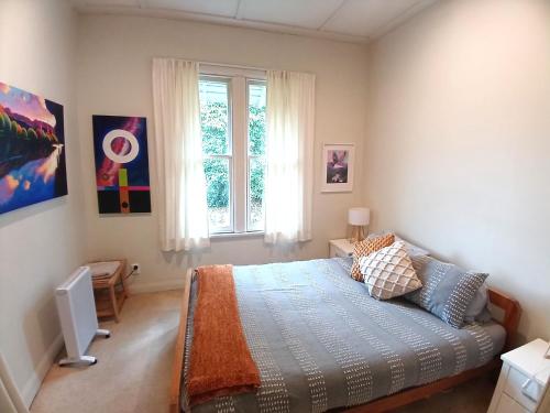 Postel nebo postele na pokoji v ubytování Riverlea Cottage - cosy, comfy, quiet, central