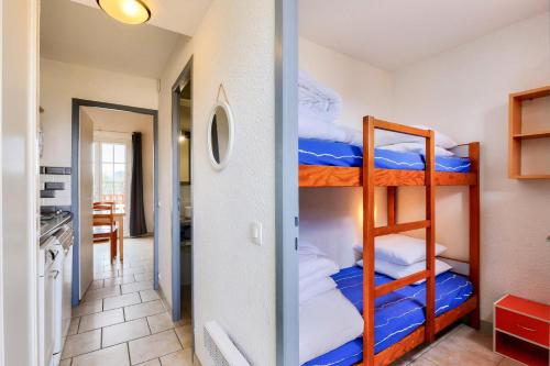 Cette chambre comprend un lit superposé avec des serviettes bleues et blanches. dans l'établissement Résidence Port Bourgenay - maeva Home - Studio 4 personnes - Confort MAE-9851, à Talmont-Saint-Hilaire