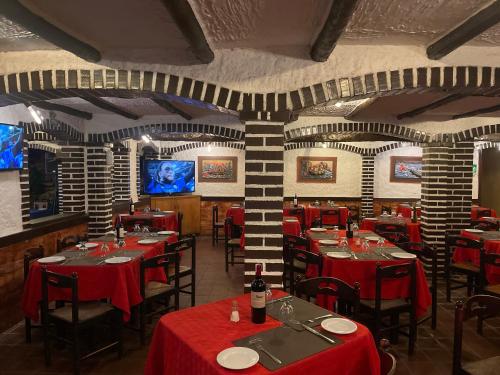een restaurant met rode tafels en stoelen in een kamer bij Hotel brisas del mar 2022 in Catia La Mar