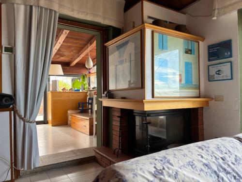 una camera da letto con camino e un soggiorno di Bellavista apartament a Olbia