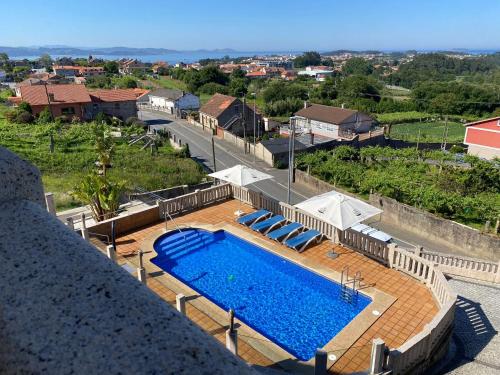 widok na basen na domu w obiekcie Duplex en Sanxenxo con piscina y vistas al mar w mieście Sanxenxo