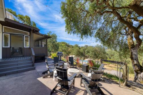 patio z krzesłami, stołem i drzewem w obiekcie Chianti by AvantStay Stunning Secluded Ranch w mieście Cloverdale