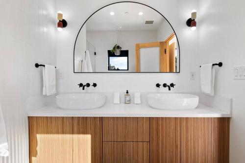 Phòng tắm tại Rooftop 3B 3BA House Near Dodger Stadium and DTLA