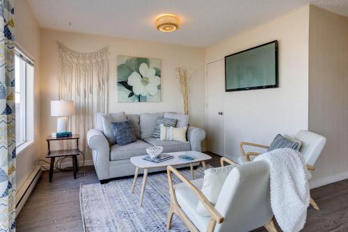 Posezení v ubytování Ocean Front Duplex with Views! Dog Friendly -Surfside Cottage South