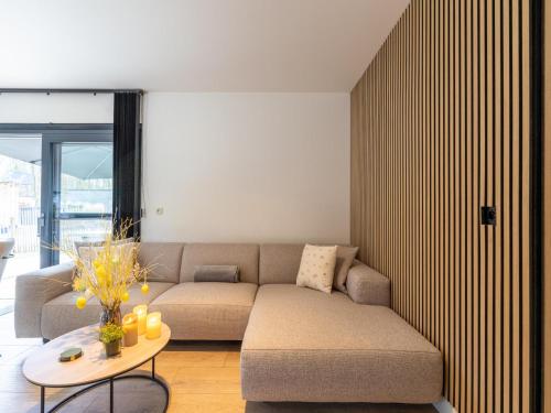 een woonkamer met een bank en een tafel bij Aperol Spritz in Zutendaal
