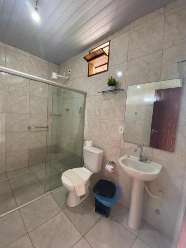 y baño con aseo, lavabo y ducha. en FLAT 234 Hotel Pedra Rodeadouro, en Bonito
