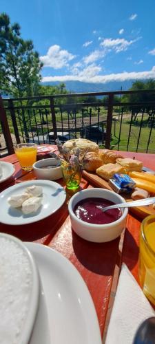 una mesa con platos de comida en una mesa con vistas en Ayres del Golf Posada-Restó, en Merlo