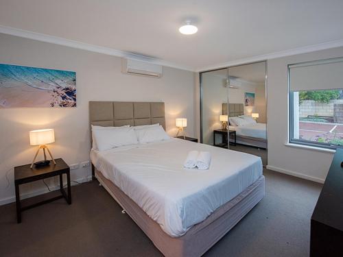 Coastal Elegance - Cape View Resort في بوسيلتون: غرفة نوم بسرير كبير ونافذة
