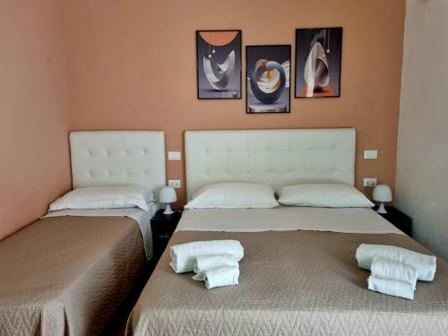 dos camas sentadas una al lado de la otra en una habitación en La Trinacria Rooms, en Trapani