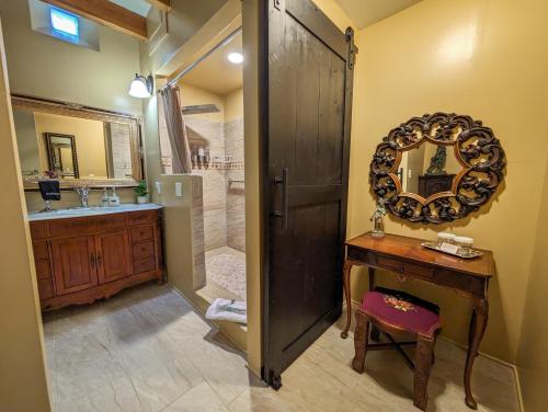 Ein Badezimmer in der Unterkunft Uhuburg Castle