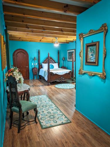 Ein Bett oder Betten in einem Zimmer der Unterkunft Uhuburg Castle