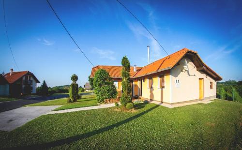 een huis met een oranje dak op een groene tuin bij Holiday home Novak M in Sveti Martin na Muri
