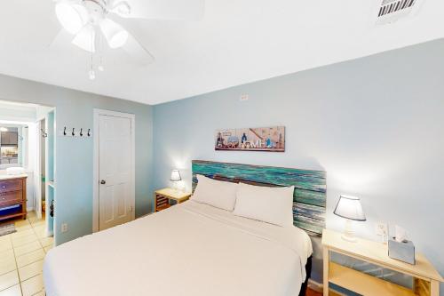 Un dormitorio con una cama blanca y dos lámparas. en The Inn at St. Thomas Square #1202c, en Panama City Beach