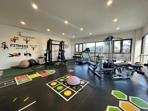 un gimnasio con pesas y máquinas de correr en Chez Judy Resort, en Panglao