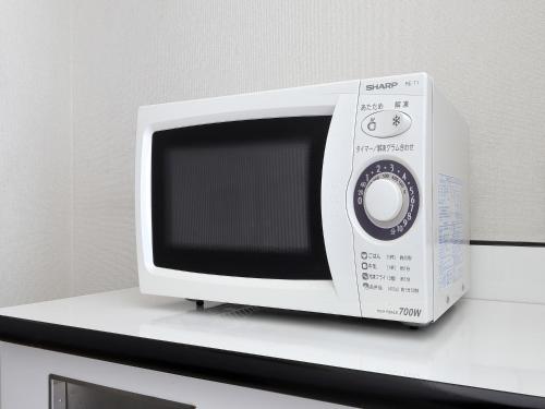 Una televisión o centro de entretenimiento en Keio Presso Inn Tokyo Station Yaesu