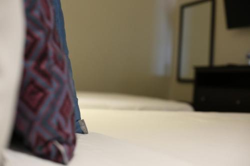 a close up of the corner of a bed at Punto Madero Hotel & Plaza in Mocorito