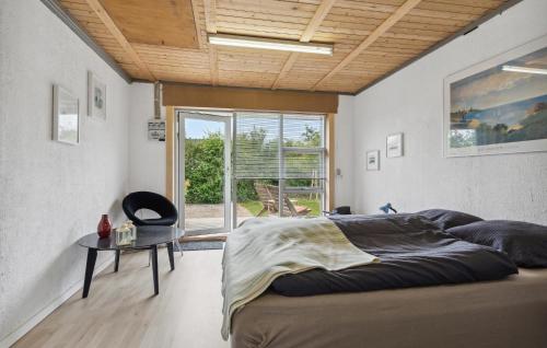 um quarto com uma cama, uma mesa e uma janela em Cozy Home In Hemmet With Wifi em Hemmet