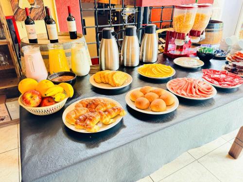 un buffet con platos de comida en un mostrador en Hotel Valle Grande, en San Rafael