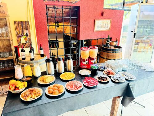 una mesa con varios platos de comida. en Hotel Valle Grande, en San Rafael