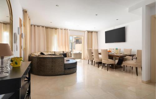 Μια τηλεόραση ή/και κέντρο ψυχαγωγίας στο Lovely Home In Muro With Wifi