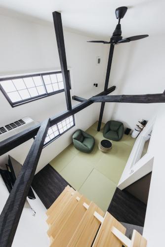 高山市にある茅家-KAYA- 飛騨高山をもっとスマートに、シンプルに遊ぼう！の天井ファンのある部屋の眺め