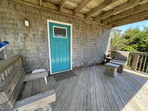Friscoにある54205 Marlin Court Houseの青いドアとベンチのある木製のポーチ