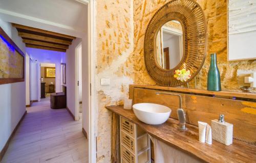een badkamer met een wastafel en een spiegel bij Pet Friendly Home In Palermo With Kitchen in Palermo