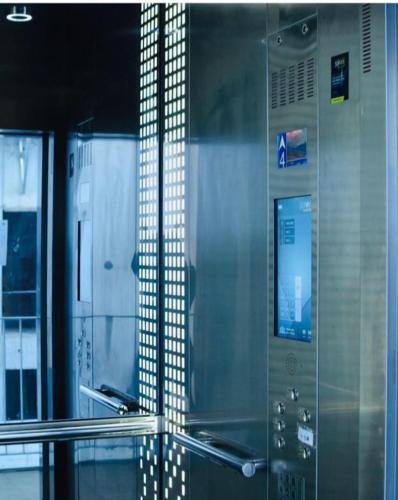 an elevator in a building with a glass wall at PuertoNorteHome in Rosario