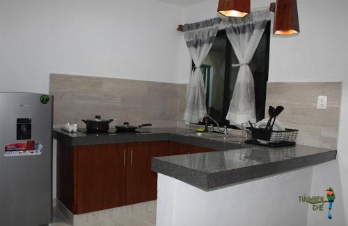 une cuisine avec un comptoir et un réfrigérateur dans l'établissement Túumben Ché Departamento 1, à Valladolid