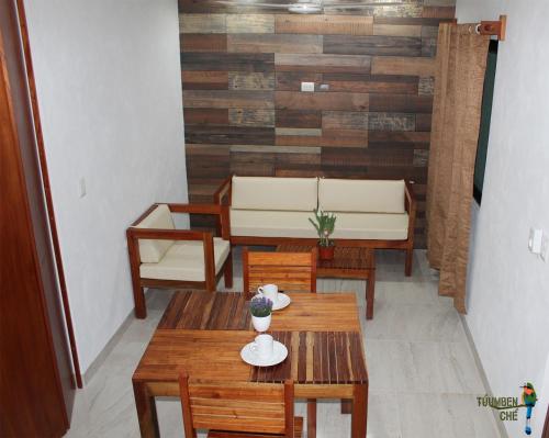 - un salon avec des tables et des bancs en bois dans l'établissement Túumben Ché Departamento 1, à Valladolid