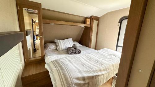 um pequeno quarto com um ursinho de peluche numa cama em 63 Acre Farmstay - A luxury farm experience em San Mateo