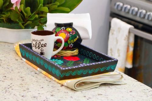 a cup of coffee sitting on a box on a table at Espectacular y Moderno Apartamento Paradise a 15 min en vehiculo del Zocalo de Oaxaca in Oaxaca City