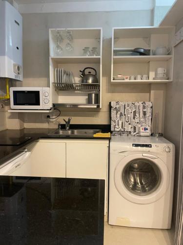 a kitchen with a washing machine and a sink at Studio Palermo Hermoso Con Balcon in Buenos Aires