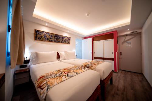 a hotel room with two beds in a room at Maitai Express Tahiti in Papeete