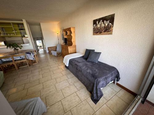 une chambre avec un lit dans une pièce dans l'établissement Marina 2 pièces bord de mer, parking privé, 5 pers - FR-1-731-77, au Grau-du-Roi