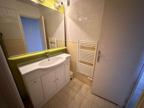 une salle de bain avec un lavabo et un miroir dans l'établissement Marina 2 pièces bord de mer, parking privé, 5 pers - FR-1-731-77, au Grau-du-Roi