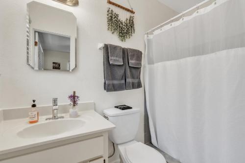 Un baño de Stunning Modern Home in Tampa with Pool - Just 5 Minutes from Airport!