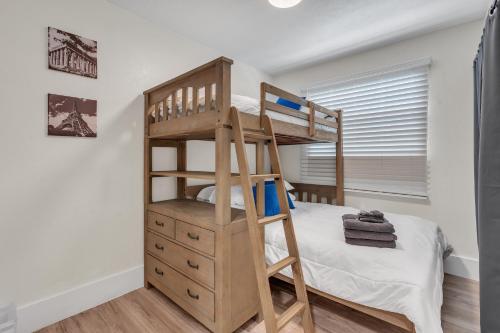 Cama o camas de una habitación en Stunning Modern Home in Tampa with Pool - Just 5 Minutes from Airport!