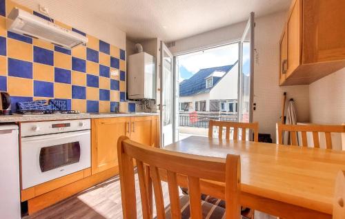 une cuisine avec une table en bois et une salle à manger dans l'établissement Gorgeous Apartment In Saint-Lunaire, à Saint-Lunaire
