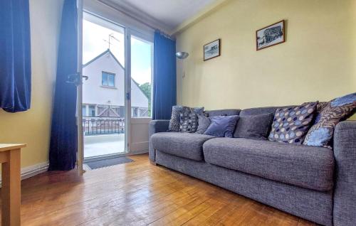 Una sala de estar con un sofá y una ventana grande. en Gorgeous Apartment In Saint-Lunaire, en Saint-Lunaire