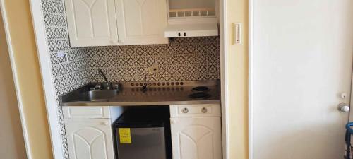 a small kitchen with a sink and a refrigerator at Las Torres Gemelas depto 2310 N in Acapulco