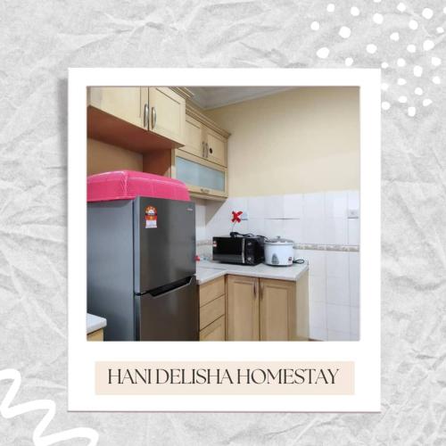 una foto di una cucina con frigorifero di Hani Delisha Homestay Seksyen 7 Shah Alam a Shah Alam