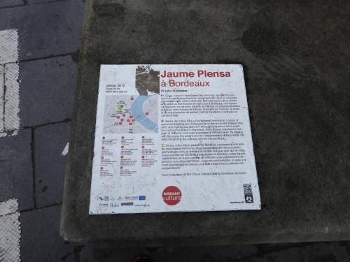 un panneau assis sur le côté d'une rue dans l'établissement B&B Le Miroir aux Fées Bordeaux, à Bordeaux