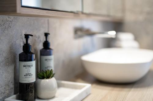 Ein Badezimmer in der Unterkunft Jacaranda Noosa